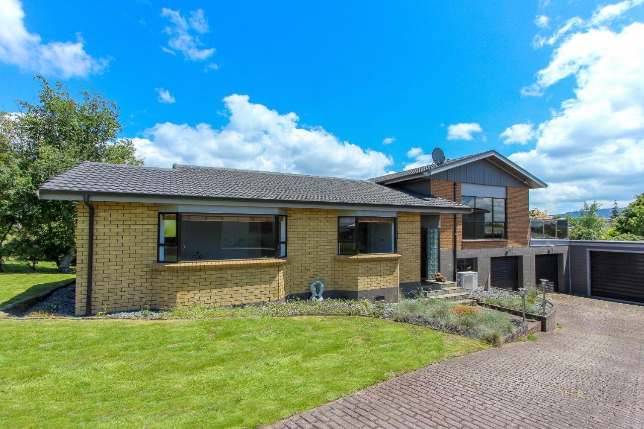 Spacious Retreat With Mountain View Rotorua Exteriör bild